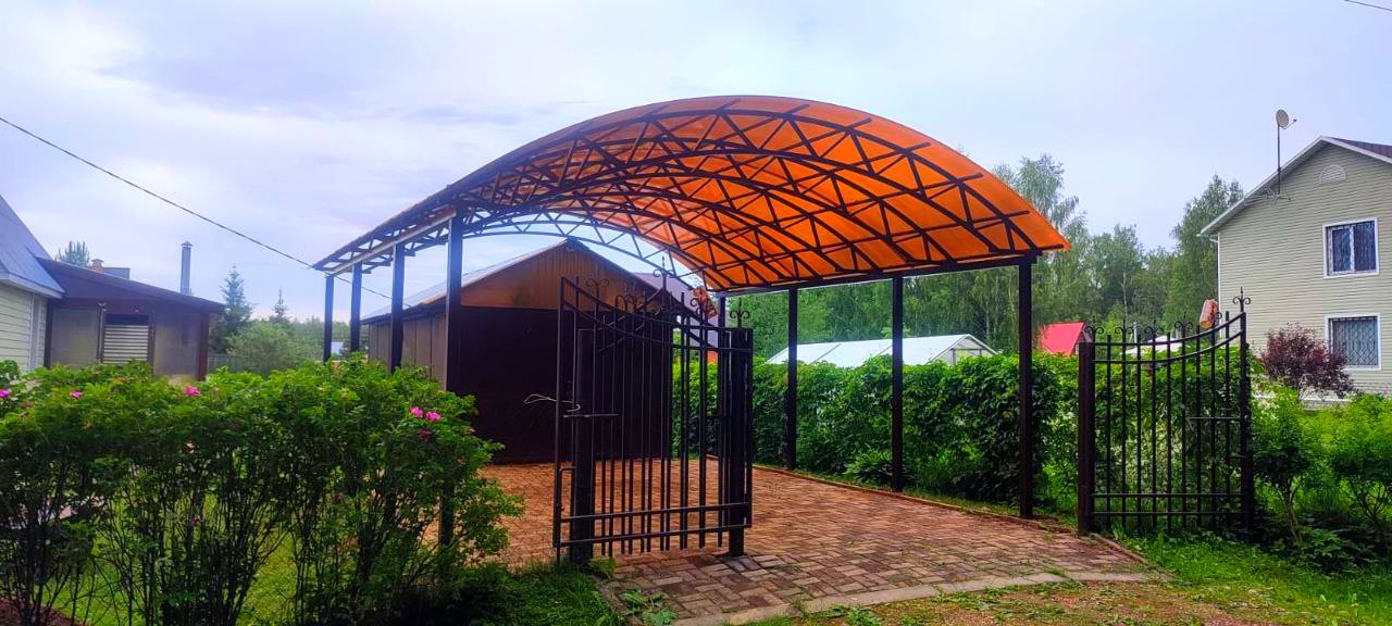 Арочный автонавес с поликарбонатом для дачи Автонавес для загородного дома с поликарбонатом