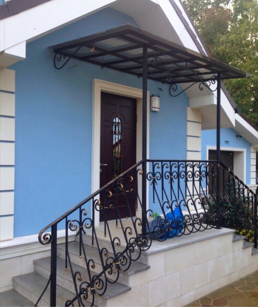 Односкатный навес над крыльцом из поликарбоната