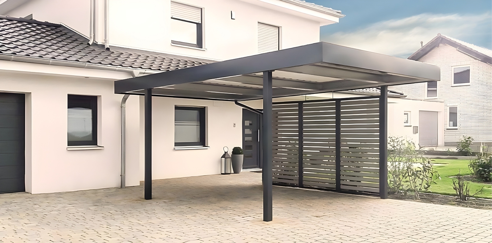 Современный автонавес с крышей из поликарбоната Двускатный навес с поликарбонатом для автомобиля